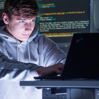 Das Bild zeigt einen Auszubildenden im Bereich FachinformatikAnwendungsentwicklung