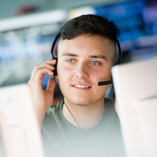 Das Bild zeigt einen auszubildenden Kaufmann für Büromanagement