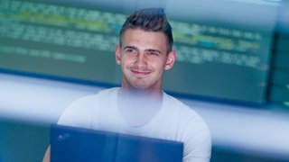 Das Bild zeigt einen Studenten der InformatikAngewandten Informatik
