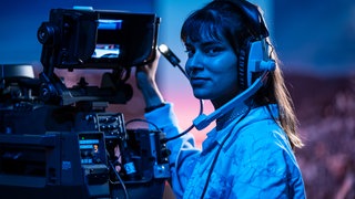 Das Bild zeigt eine Auszubildende zur Mediengestalterin Bild und Ton 