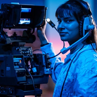 Das Bild zeigt eine Auszubildende zur Mediengestalterin Bild und Ton 