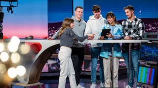 fünf Azubis vor und hinter einem Tresen