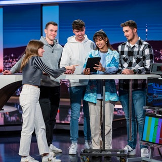 fünf Azubis vor und hinter einem Tresen