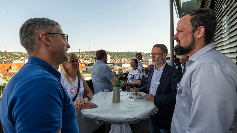 Die Gäste unterhalten sich beim Get-together.