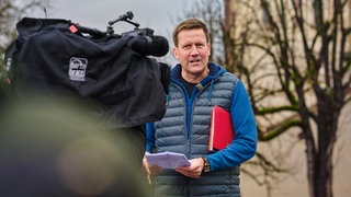 SWR Moderator Jens Hübschen hat Quiz-Fragen im Gepäck. Er will testen, was die Mitmenschen so über ihre Stadt und ihr Land wissen.