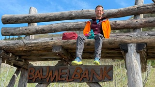 Moderator Arndt lässt Seel und Beine baumeln.