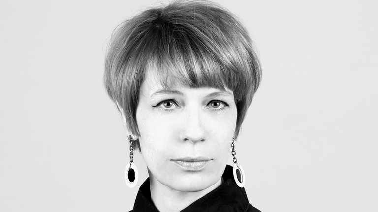 Erstmals bestimmt eine rein weiblich besetzte Jury unter Vorsitz von Jenni Zylka (Foto) über den Deutschen Hörspielpreis der ARD für das beste Stück und die beste schauspielerische Leistung. © SWRFotostudioneukoelln
