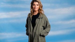 Anke Engelke erklärt im Interview, wie sie zum Projekt "Wir können auch anders" kam und wie es ihren Blick auf die Welt und Gesellschaft verändert hat.