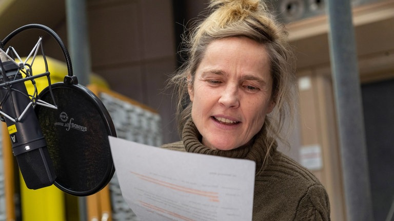 Karoline Eichhorn (Kommissarin Nina Brändle) bei den Aufnahmen für den neuen ARD Radio Tatort „Schwestern“  © SWRAlexander Kluge