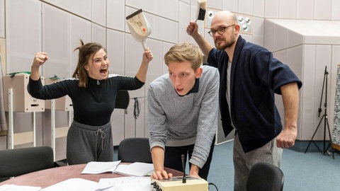 (v.r.n.l.): Constanze Früh (Lisa Hrdina), Schlumpf (Meik van Severen), Sieger (Matti Krause). © SWRAlexander Kluge