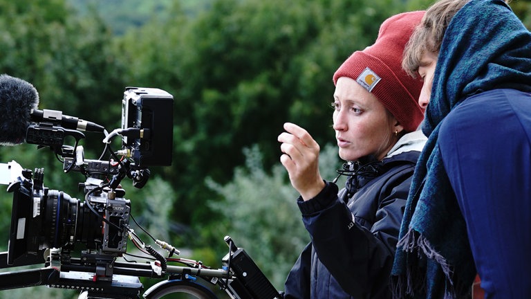 Kamerafrau Stefanie Reinhard und Regisseurin Britta Schoening bei der Arbeit auf dem Kahlenberg in Wien. © SWREikon MediaTheresa Bacza