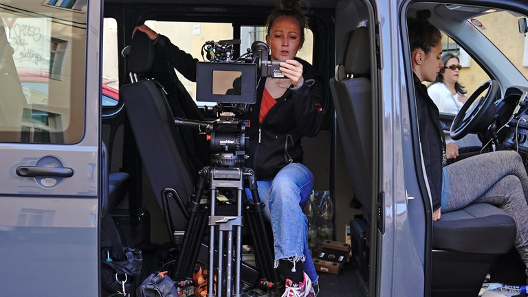 Kamerafrau Stefanie Reinhard richtet die Slow-Motion Fahrten aus dem Auto ein, um Impressionen aus Wien einzufangen. © SWREikon MediaBritta Schoening