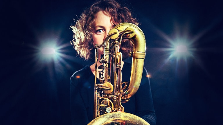 Saxpower bei der Preisverleihung in der „Nacht der Gewinner*innen“ am 9. November: die Hamburger Bariton-Saxofonistin Tini Thomson und ihre Band „Max Sax“. © SWRGerhard Kühne