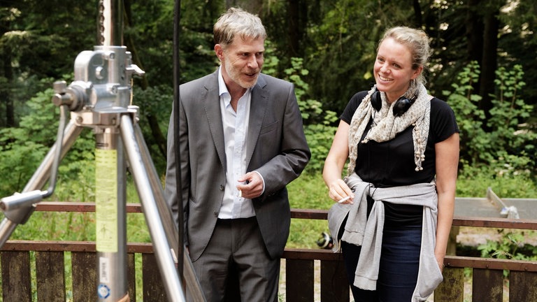 Regisseurin Julia von Heinz und Martin (Andreas Lust) am Set. © SWRBenoit Linder