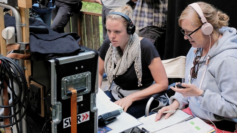 Regisseurin Julia von Heinz und Producerin Franziska Specht am Set zum Tatort „Für immer und dich“. © SWRBenoit Linder