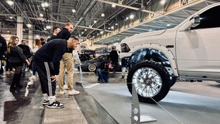 Autos werden immer größer, stärker und mehr – aller Vernunft zum Trotz. Sie sind immer noch mehr als ein Verkehrsmittel, sie sind ein Symbol für Freiheit und Wohlstand. Doch was begründet die starke emotionale Verbundenheit? 