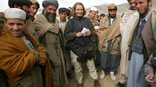 Die deutsche Kriegsfotografin Anja Niedrighaus (M.) in Kandahar. Zu Lebzeiten Aushängeschild der größten Nachrichtenagentur AP und Pulitzer-Preisträgerin, wird sie mit 49 Jahren Opfer eines Attentats in Afghanistan.