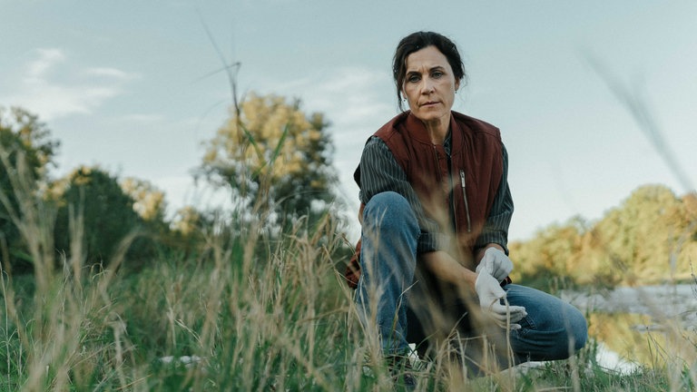 Barbara Kramer (Nina Kunzendorf) am Ufer der Egenz, wo eine weitere Frauenleiche gefunden wurde. © SWRLuis Zeno Kuhn