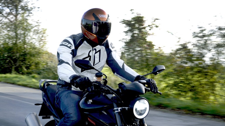 Pfarrer Jönk Schnitzius fährt auf seinem Motorrad.