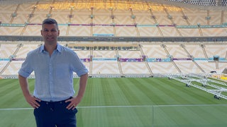 ARD-Fußballexperte Thomas Hitzlsperger in einem der Fußball-Stadien in Katar.