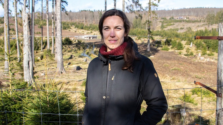 Kaja Heising, Wildlifemanagerin, vor dem Wisentgehege Wisentwelt Wittgenstein.