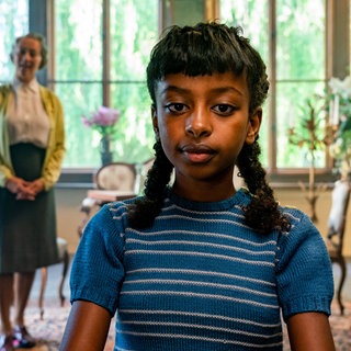 Mahlet Paulke spielt Nina Simone - ein Ausnahmetalent mit einem Traum: sie will klassische Konzertpianistin werden. Im Hintergrund die Klavierlehrerin