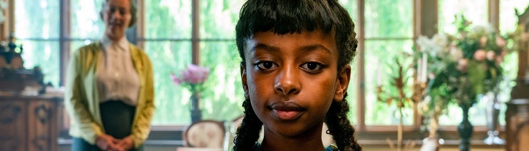Mahlet Paulke spielt Nina Simone - ein Ausnahmetalent mit einem Traum: sie will klassische Konzertpianistin werden. Im Hintergrund die Klavierlehrerin