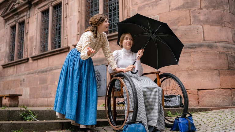 Martha Haberland (re.) und Keziah Bürki beim Filmdreh.