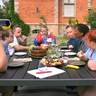 Die Gruppe plant eine Hausparty, Nikeata unterstützt (v.l.n.r.: Jascha, Katharina, Tilman, Leonie, Daniel, Nikeata, Lea)