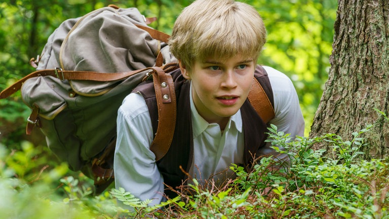 Thor (Jenö Stillmark) beobachtet ein Wildschein.