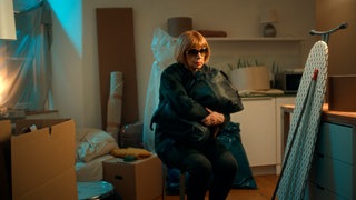 Christel (Ursela Monn) wurde ausgeraubt und sucht nun Zuflucht in der Wohnung ihrer Tochter. 