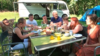 Die "Down the Road"-Reisecrew beim Camping