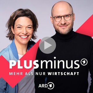  Anna Planken und David Ahlf lächeln vor einem grauen Hintergrund mit plusminus-Logo.