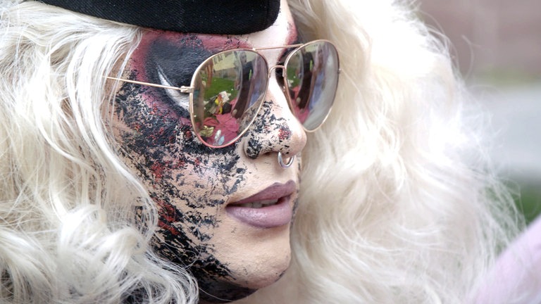 Jonas als Dragqueen Macy M. Meyers beim Christopher Street Day 2021 in Mannheim.