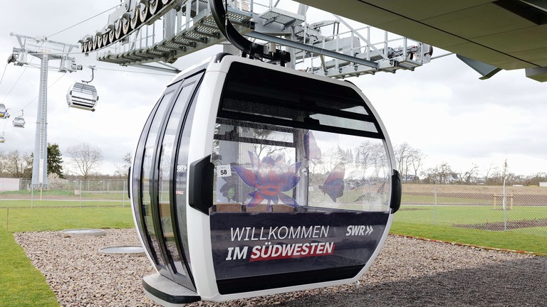 Auf der diesjährigen Bundesgartenschau in Mannheim gibt es bei der neu eröffneten Seilbahn auch eine SWR-Gondel.