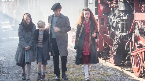 Sandrine (Mina Christ) führt die deutschen Flüchtlinge (Rosalie Neumeister, Finnlay Berger, Caspar Langer)  schnell zu sich nach Hause. © SWRLOOKSfilmAndreas Wünschirs