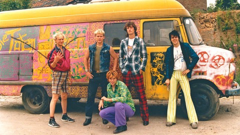 Die Toten Hosen vor ihrem grellbunten Tourbus.