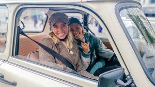 Mit dem Trabi durch Berlin! Lisa und Lena testen das Kultauto aus der DDR. © SWRtvision