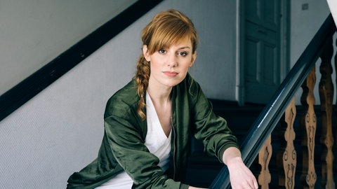 Auf spielerische Weise stellt Eva Schulz in ihrer Show die Gäste vor knifflige Herausforderungen. Ziel dabei ist die Beantwortung dringender gesellschaftspolitischer Fragen. © SWRPaula Winkler