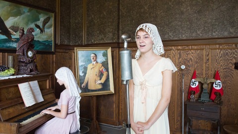 Eva und Renata müssen vor den SS-Wachen auftreten. © SWRLOOKSfilmAndreas Wünschirs