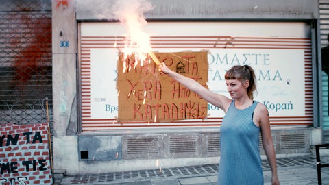 „#widerstand“: Helene zündet am Ende der Demo in Athen, gegen die geplante Räumung der besetzten Häuser, ein Bengalo an. © SWREikon Media