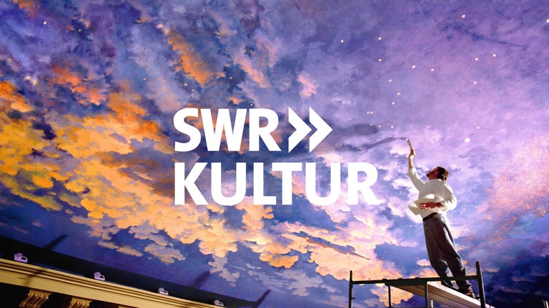 Ein Künstler malt einen Himmel an eine Saaldecke. Im Vordergrund: ein Logo von SWR Kultur