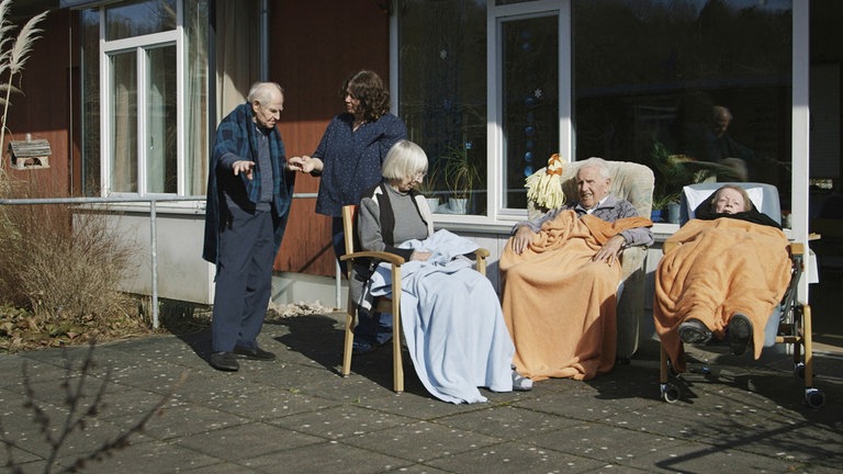 „Das innere Leuchten“: Protagonisten im Hof des Gradmann Hauses. © SWRAMA FilmStefan Sick