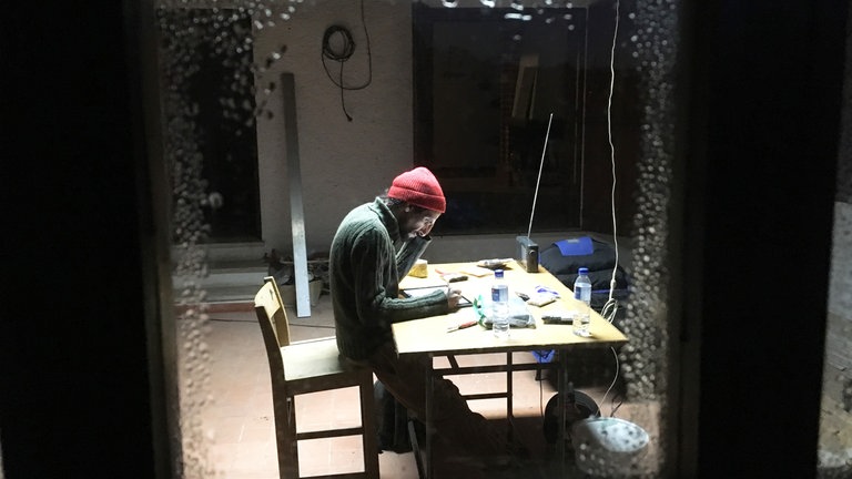 „Statistik des Verbrechens – Ein Mathematiker kämpft gegen die Nazis“: Der Animationskünstler Nuno Viegas bei der Arbeit im Studio. © SWRDavid RufSchwenk Film