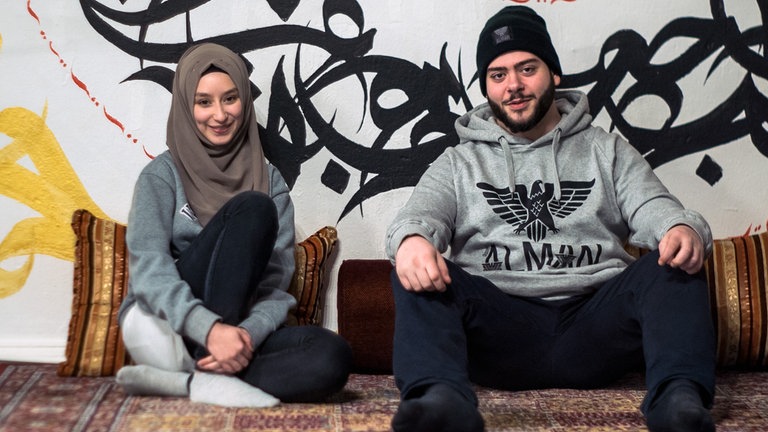 „#widerstand“: Acha und Ilhan, die beiden Regionalleiter von „i,Slam“ Berlin, im „i,Slam“ Headquarter. © SWREikon Media