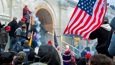Die US-Kapitol-Polizei geht mit Tränengas gegen die Demonstranten vor. © SWRBrendan Gutenschwager