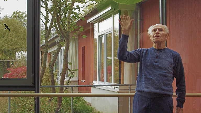 „Das innere Leuchten“: Manfred Volz spielt Ball. © SWRAMA FilmStefan Sick