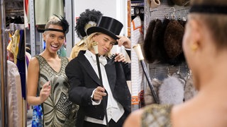 Sitzt! Lisa und Lena bei der Anprobe im Kostümfundus  © SWRtvision