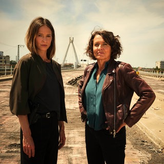 Zum Auftakt ins Festivalwochenende lädt der SWR am Freitag, 27. Juni  2025, zu einer atmosphärisch einzigartigen „Tatort“-Premiere in die Speyerer Gedächtniskirche ein. Mit dabei die beiden „Tatort“ Kommissarinnen Lisa Bitter und Ulrike Folkerts (v. l. n. r.) © SWRBenoit Linder