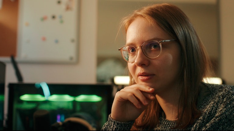 Spieleentwicklerin Hannah schaut nachdenklich in die Kamera